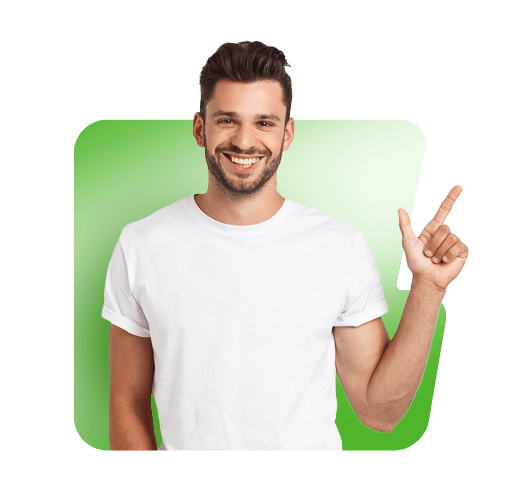 uśmiechnięty mężczyzna wskazujący w górę