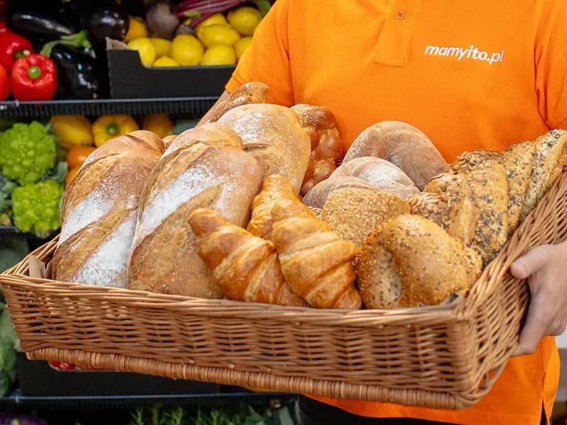 Kosz ze świeżym pieczywem przygotowany przez mamyito