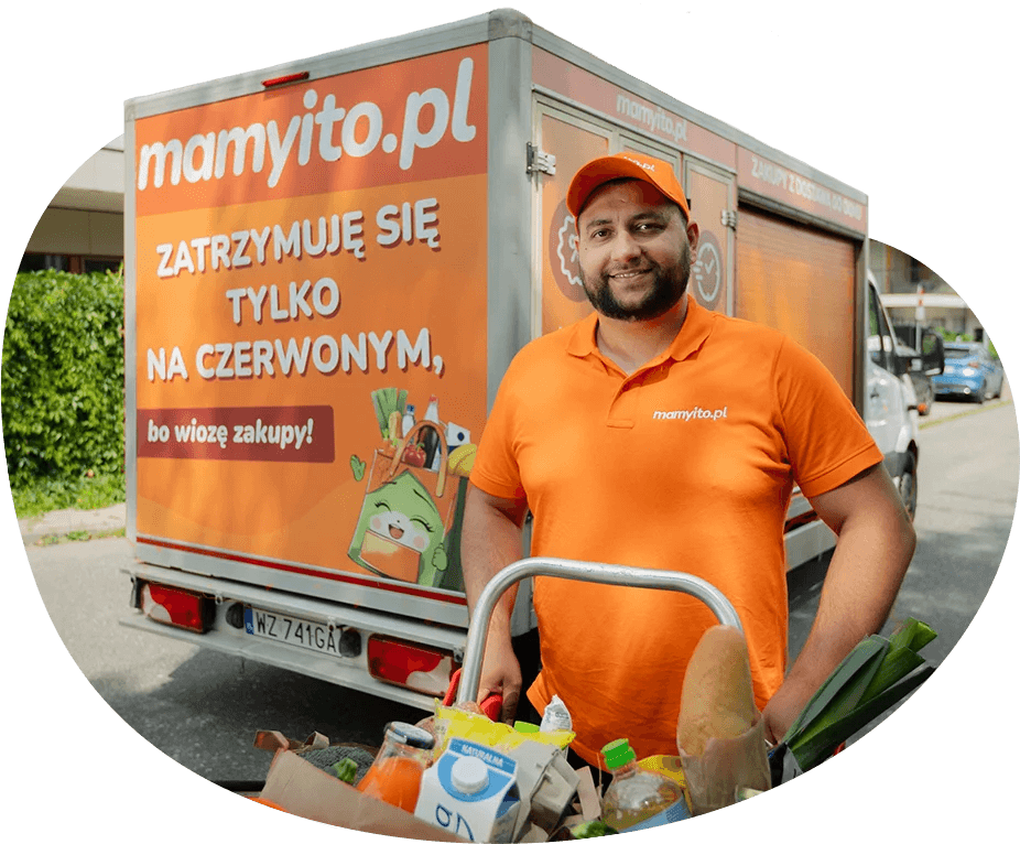 uśmiechnięty kurier mamyito.pl na tle ciężarówki