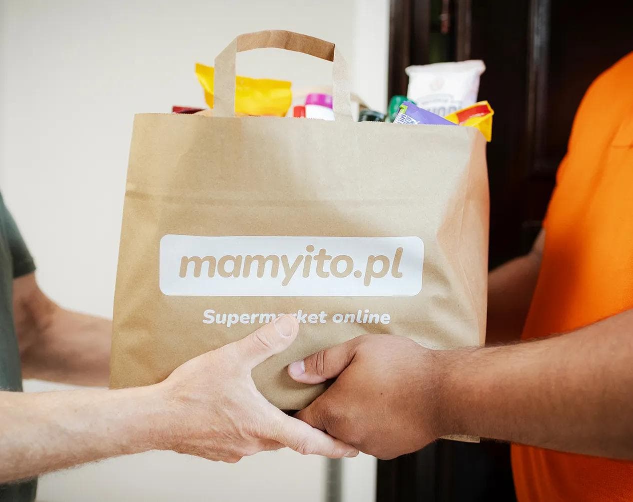 Kurier dostarczający zakupy mamyito.pl do biura