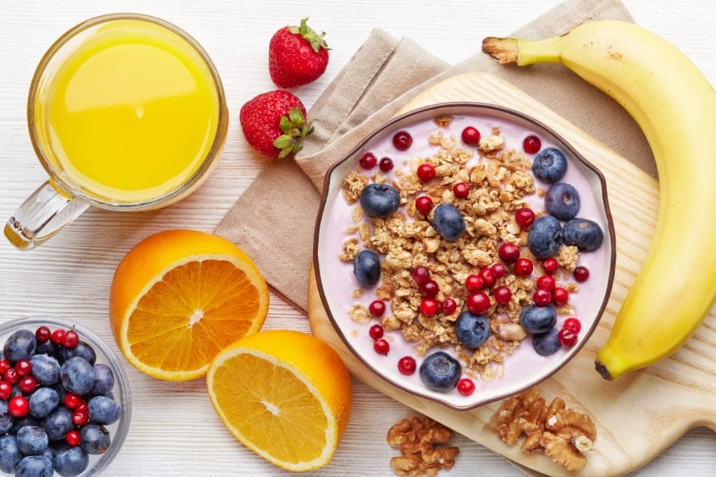 Jogurt naturalny z musli i miodem