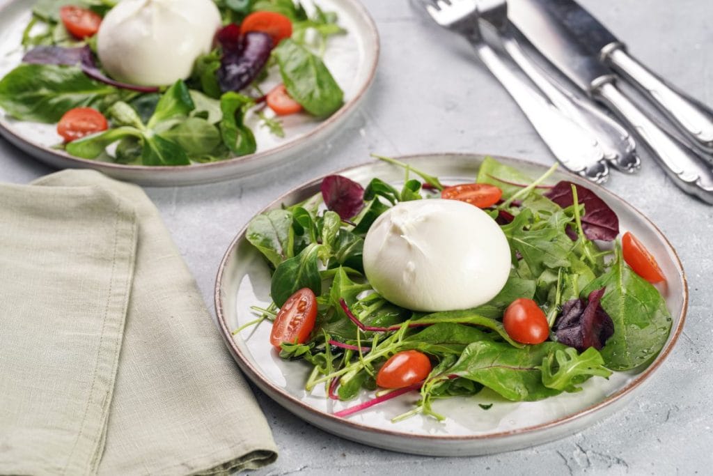 3. Sałatka z pomidorami, burrata i rukolą