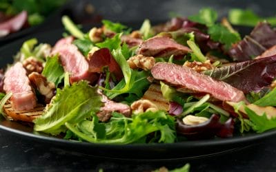 5 pomysłów na sałatkę z mięsem – najsmaczniejsze przepisy