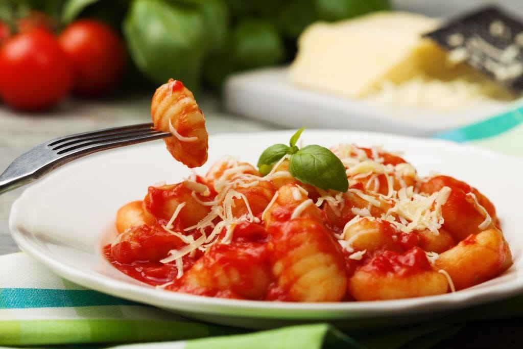 2. Gnocchi z boczkiem i sosem pomidorowym