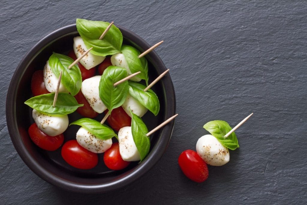 2. Koreczki caprese
