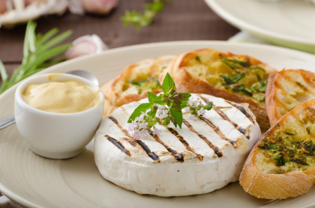 Z czym podawać camembert z grilla