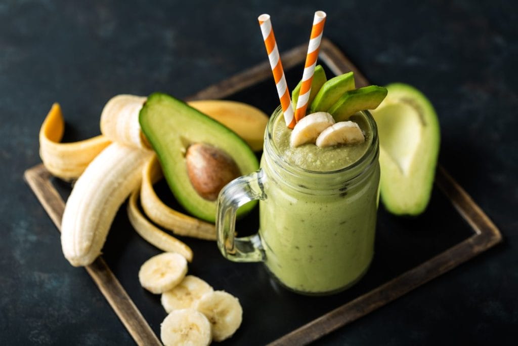 1. Smoothie z awokado i bananem