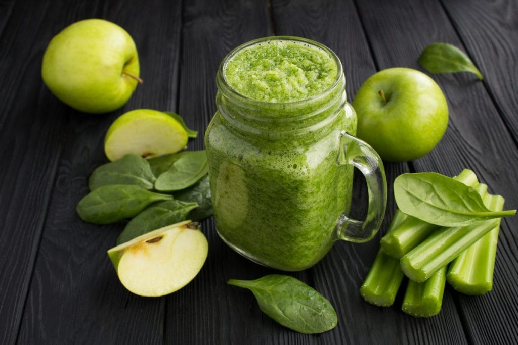 3. Zielone smoothie z selerem naciowym i szpinakiem