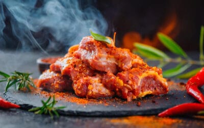 Jak marynować mięso do pieczenia i na grilla? Sprawdzone przepisy