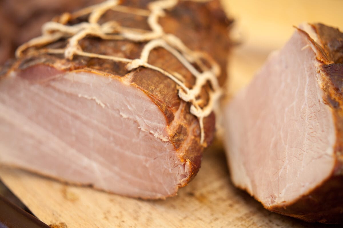 Wędliny domowej roboty - jak zacząć przygodę z wędzeniem?