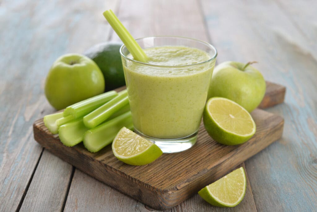 6. Smoothie z jabłkiem i selerem naciowym
