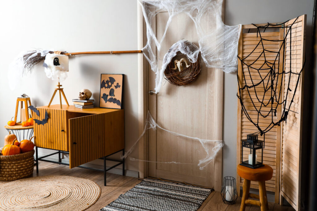 Dekoracje halloweenowe na drzwi