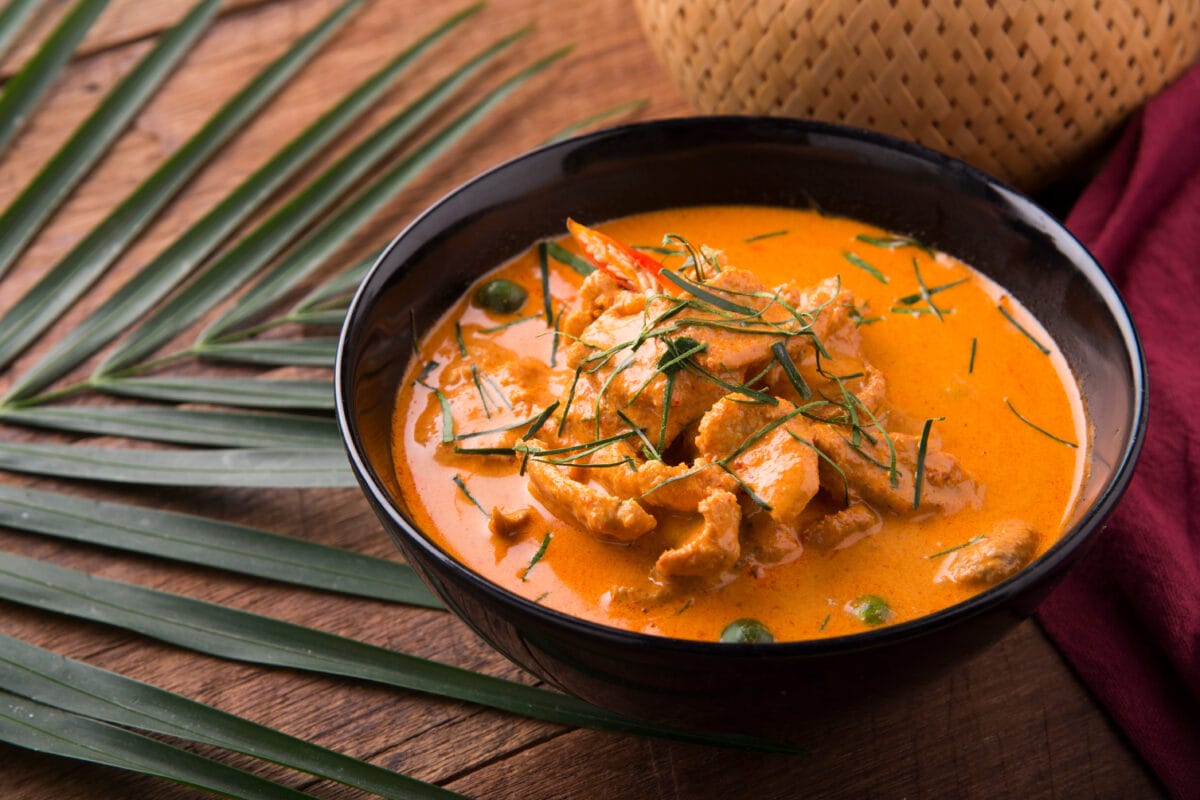3. Tajska curry z kapustą i kiełbasą