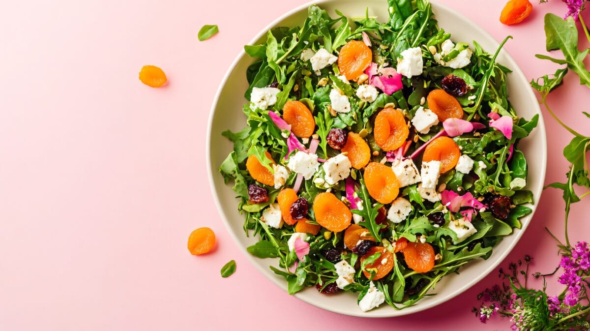 5 szybkich i zdrowych sałatek z dodatkiem orzechów i suszonych owoców