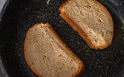 Tosty z patelni: pomysły na pyszne i sycące posiłki
