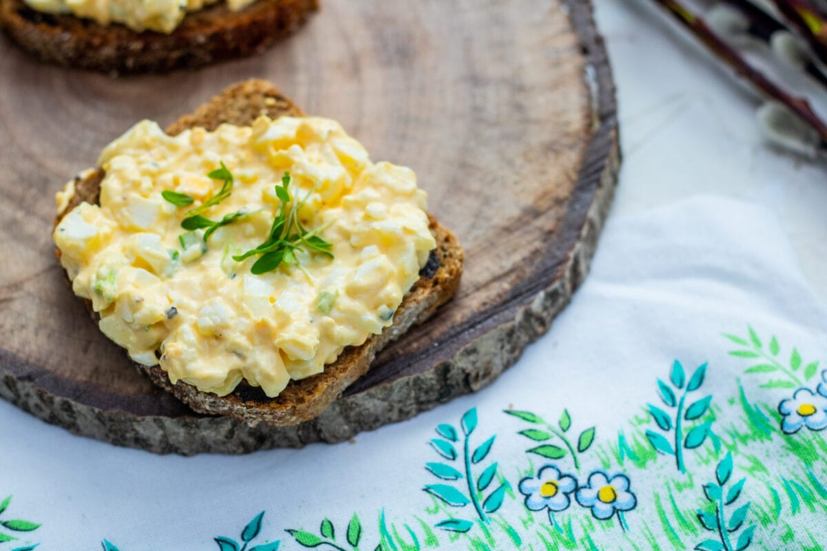 Jak zrobić pastę jajeczną? Przepisy i wskazówki