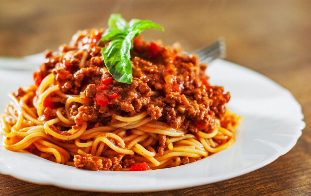 3. Makaron z sosem bolognese