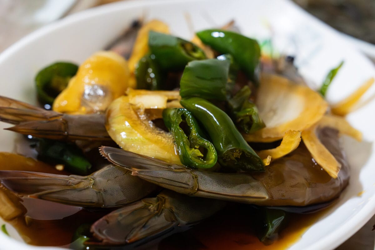 Pomysły na przepisy z marynowanych warzyw w sałatkach i przekąskach