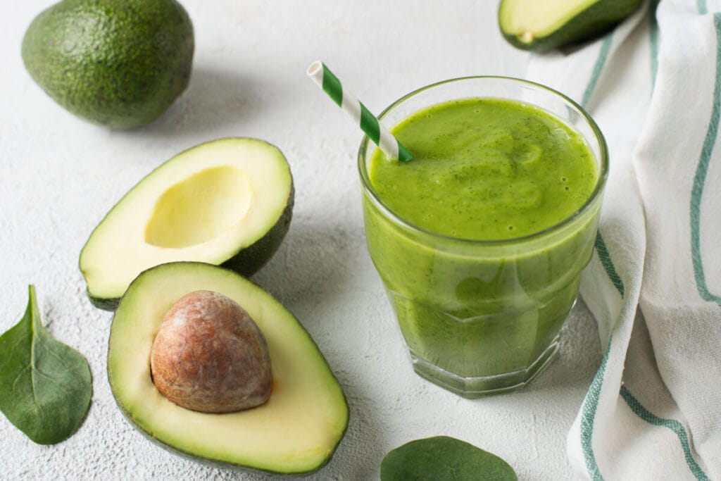 3. Smoothie z awokado i szpinakiem