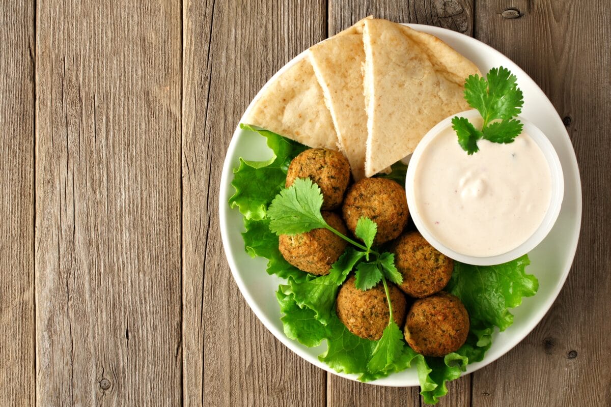 Falafel domowy - przepis i pomysły na podanie